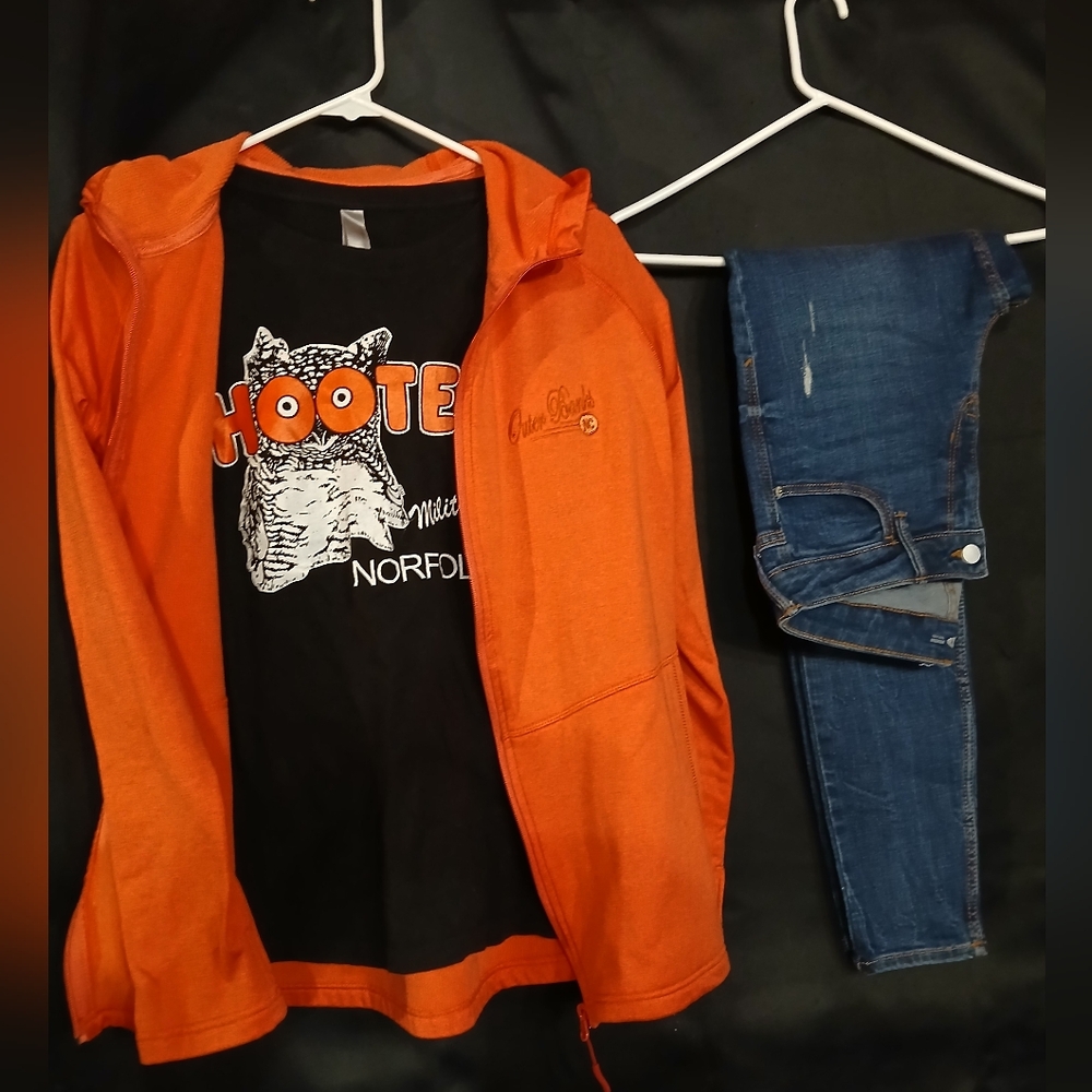 Hooters T-shirt With Orange Jacket And Old Navy Skinny Jeans